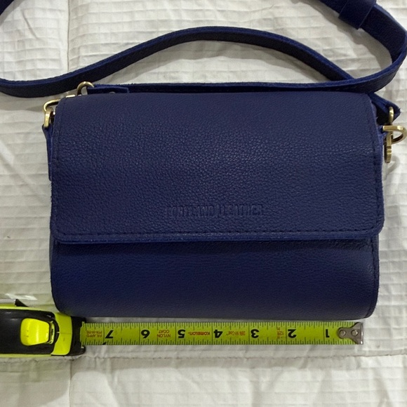 Portland Leather Cobalt Mini Metro Crossbody Bag - Picture 3 of 11